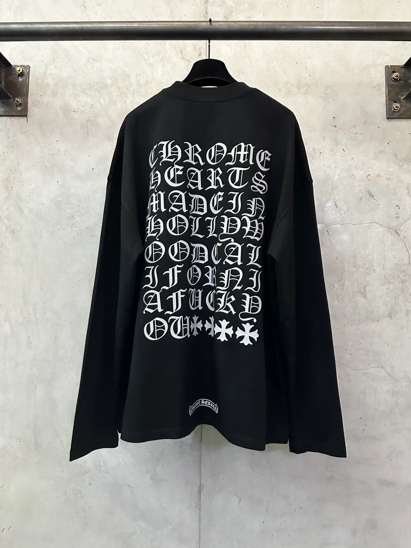 P300 Chrome Hearts 25ss classic Sanskrit gray letter round neck long-sleeved T-shirt. Fabric is high-definition, super heavyweight cotton, double yarn compact Xinjiang cotton. Weight: 320 grams. Clean cloth surface. Clear cloth texture. Tight feel. Stiff. High color fastness. No deformation. No discoloration. Customized hardware. Thread. Accessories. Matching. Same style for men and women. -Color: Black White -Size: XS S M L